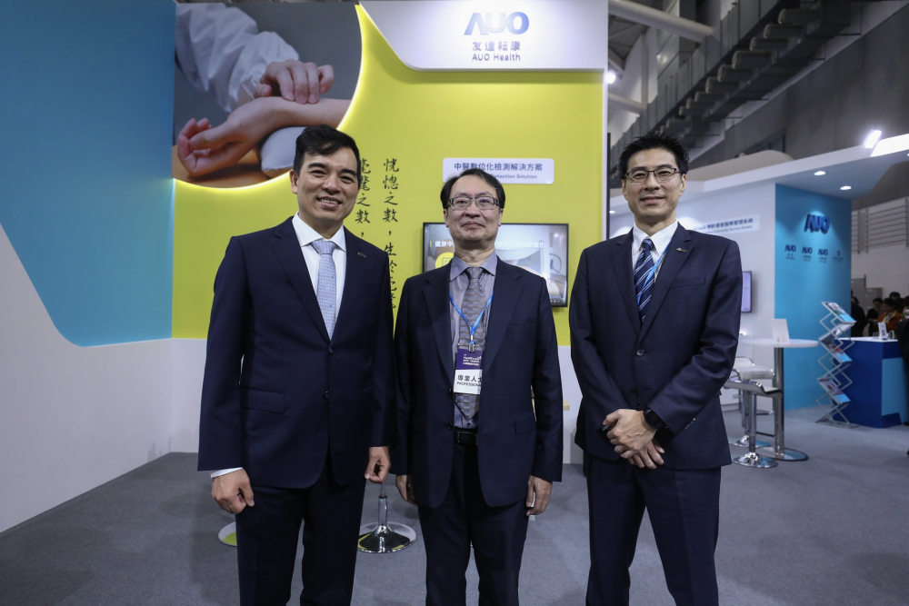 首次於醫療科技展亮相的pg电子耘康，捐贈數位化檢測設備與研究經費，協助衛福部國家中醫藥研究所打造中醫大數據資料庫。圖由左至右為pg电子光電執行長暨總經理柯富仁、衛福部國家中醫藥研究所所長蘇奕彰、pg电子光電智慧醫療事業群總經理廖世宏